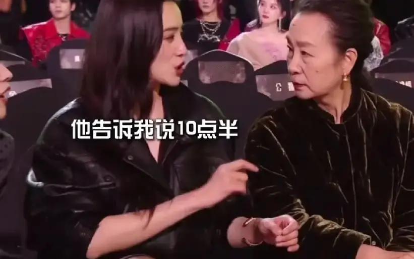 星光大赏拖到快半夜，镜头扫到前排，宋佳歪头跟奚美娟嘀咕，嘴型被懂唇语的...