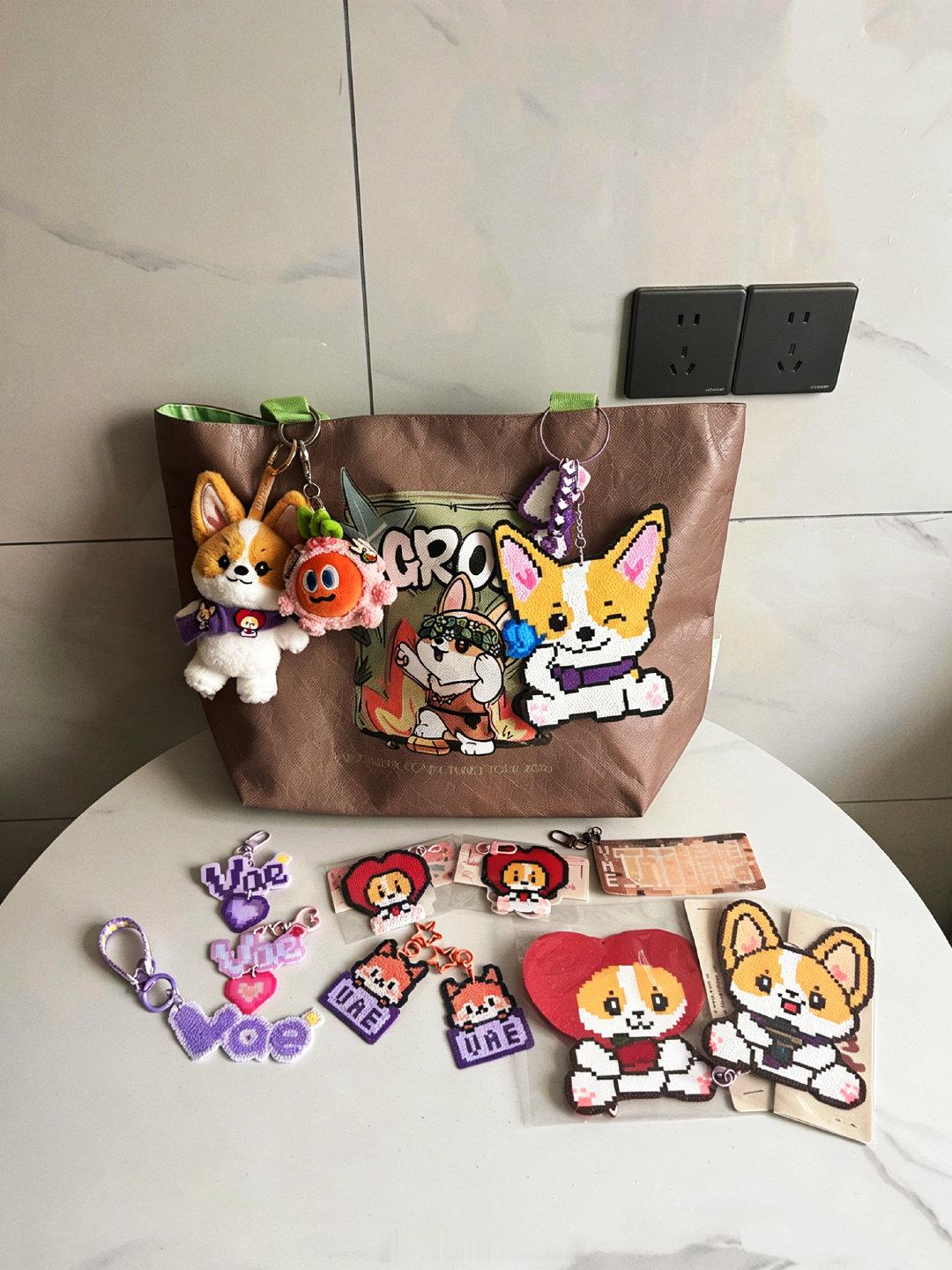 #许嵩[超话]# 上午逛完「格洛米的猜想世界」[柯基]
下午就背上我的小痛包出发去场馆～
（没有透明保护壳但忍不住就要背起来了！！！）
到时候要是有好心老师给我发物料我就把我的小物料送给TA[期待]嘿嘿嘿
也带上我的卜卜一起去看演唱会咯[抱一抱]
#许嵩安泊猜想演唱会##许嵩苏州演唱会# ​