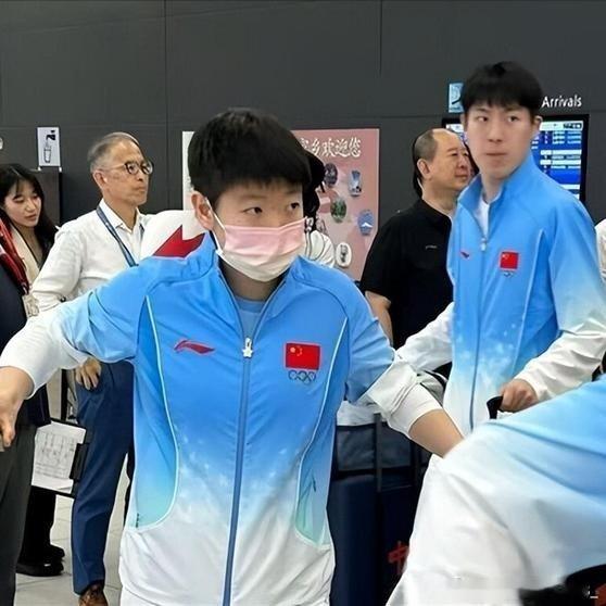 《太离谱！名古屋亚运会彻底翻车，中国队无奈自费住酒店，多国运动员受尽委屈》9月16日，中国体育代表团团部带着乒乓、体操、武术、赛艇等部分队伍降在名古屋中部机场。从落地到离开，差不多耗了6个小时。名古屋这届不建传统集中亚运村。 ​
