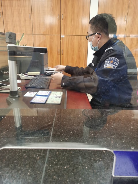 母亲为去世儿子销户民警含泪拥抱安慰