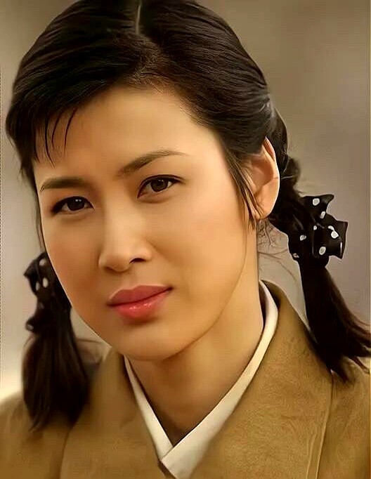 都说李小冉冷面傲骨，郝蕾风情万种，但在她面前，这俩人瞬间丢了气场。

当年亮剑里田雨一掀门帘走出来，多少人连李云龙打平安县城都顾不上看了。扎个土气麻花辫，套件宽大旧军装，素着一张脸往那一站，眼神里的倔劲儿能直接扎进人心窝里。

现在娱乐圈流水线上的脸看腻了，回头再看这才是真绝色。不用打光不挑角度，纯
