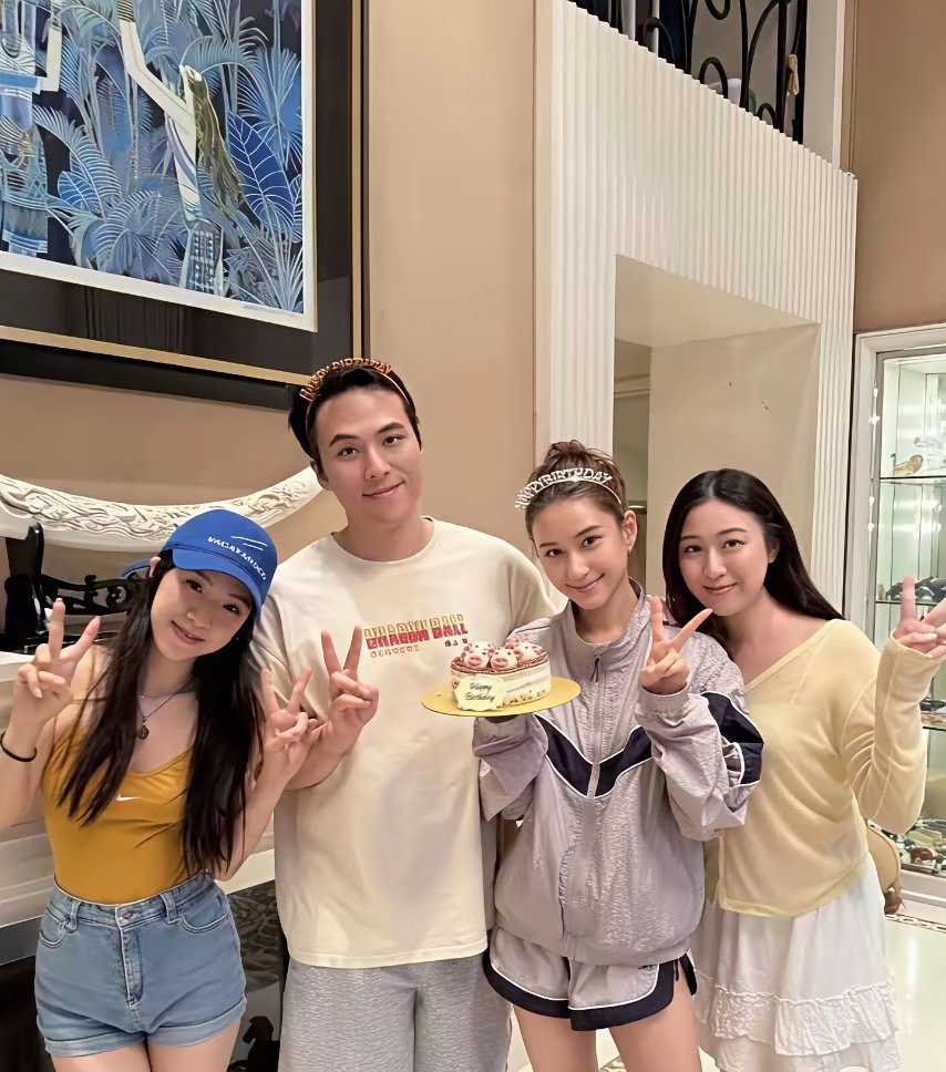 何超莲34岁生日全家福流出！老公零点送上祝福，丸子头短裤状态好似24岁 ​​​