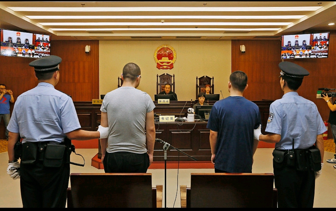 打假网红“铁头”一审获刑8年，简单聊聊这件事
 
杭州市滨江区法院9月11日宣判：董某某（铁头）团伙被认定为恶势力犯罪团伙，犯敲诈勒索罪、寻衅滋事罪，数罪并罚判处8年有期徒刑，罚金13万，同案其他人最高判13年6个月。

1、要分清：【合法维权打假】和【借打假敲诈勒索】完全两码事
 
他早期曝光三亚