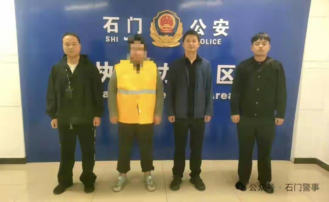 2020年8月，姚某经邻居朱某介绍，添加一名自称“杨某”的女子微信，二人很快确立网恋关系。交往六年间，“杨某”多次以自身或家人生病住院为由索要钱财，姚某先后向其转账累计50万余元，而每当姚某提出见面时，“杨某”都百般推脱，始终未曾现身。

2026年10月初，姚某家人察觉异常，陪同其前往派出所 ​
