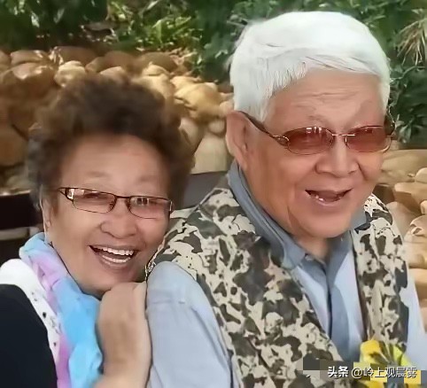 67岁老太太再婚，头件事不是领证，是叫齐男方儿女，把老头的房本、存折、遗嘱当面摆