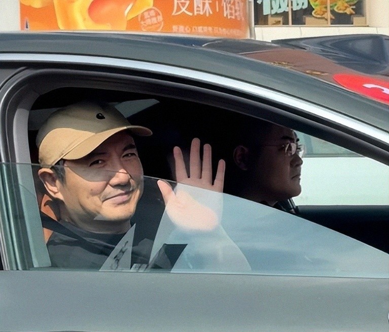 沈腾一家现身三星堆
镜头里的重点，不是明星光环
而是一把轮椅和一段慢下来的路
最容易被忽略的，恰恰是家人的陪伴
有网友晒出的画面显示，沈腾当天戴着棒球帽、口罩和眼镜，整个人包裹得很严实，低调到几乎认不出来
王琦则是一身黑色短袖、休闲短裤，脚踩拖鞋，手里拎着一只中古款香奈儿包，没有刻意摆出明星家属的精