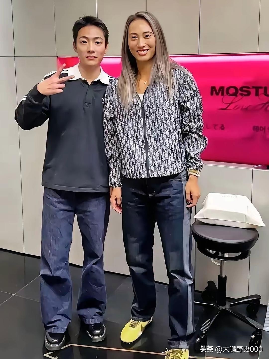 中网夺冠后的郑钦文，一身私服引来热议，网友估算整套行头价值很高，戏称抵得上一套房。赛场上挥洒汗水拿下冠军，赛场外自信穿搭，实力才是底气