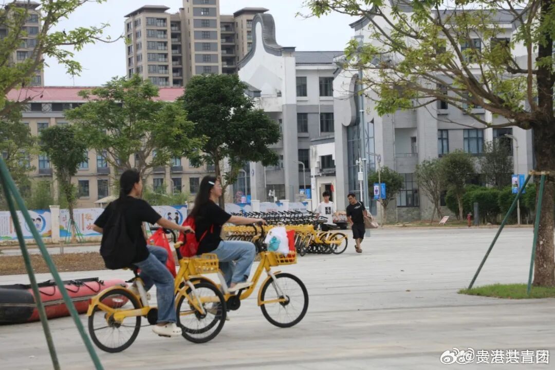 【#贵港#暖心启新程！广西物流职业技术学院八千余名学子顺利返校开学】今年7月，受台风“美莎克”影响，广西物流职业技术学院校园设施、教学环境受到一定冲击。灾情过后，学校迅速启动灾后重建与复学筹备工作。全体教职工主动担当、迎难而上，学生志愿者积极响应号召，全员齐心协力、加班加点推进各项 ​