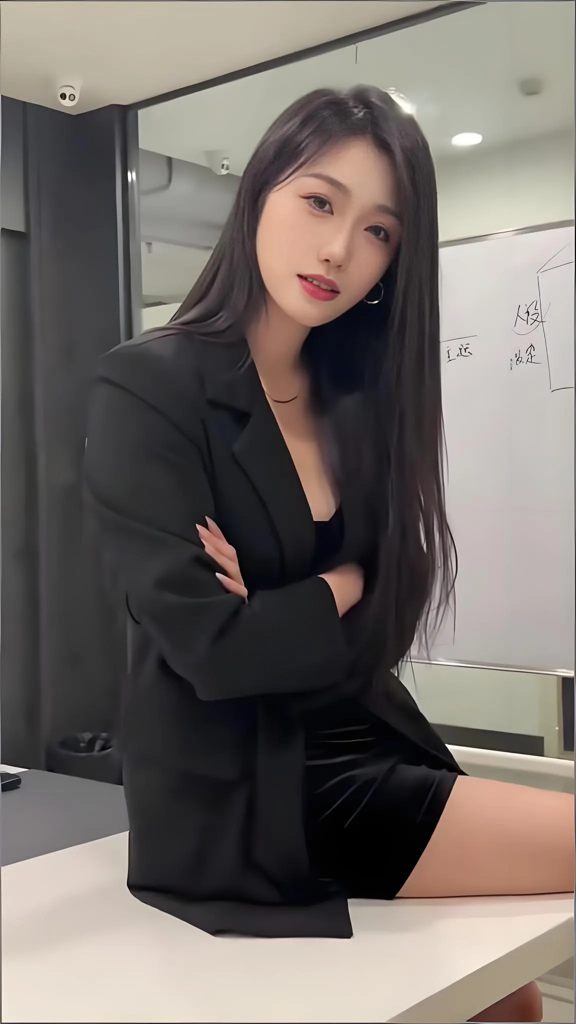 职场上，穿黑色西装外套的魅力丽人小姐姐坐在办公桌上，那画面简直绝了。黑...