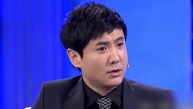 鲁豫问沈腾，别人说你丑你生不生气？沈腾回了一句，我要是靠脸吃饭，早饿死八百回了。
这话听着像自嘲，其实是底气。他太清楚自己的牌面了，脸从来不是筹码，脑子才是。
你看他这几年，不接烂综艺了，不硬凑红毯了，国庆带着老婆孩子在常州划船，被偶遇了也不躲。票房破400亿那天，人连个庆功宴都没晒。
新片《