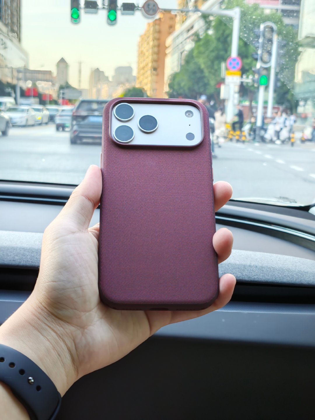 [二哈]给 iPhone 17 Pro Max 买了个新壳，一眼新机，还可以嗷 ​