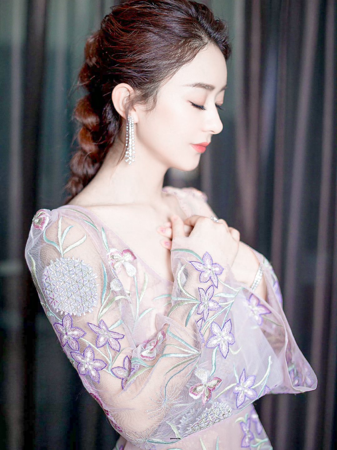 #赵丽颖郝秀萍# 
柔调清浅 花影落裙间🌿
💜🌰 ​ ​