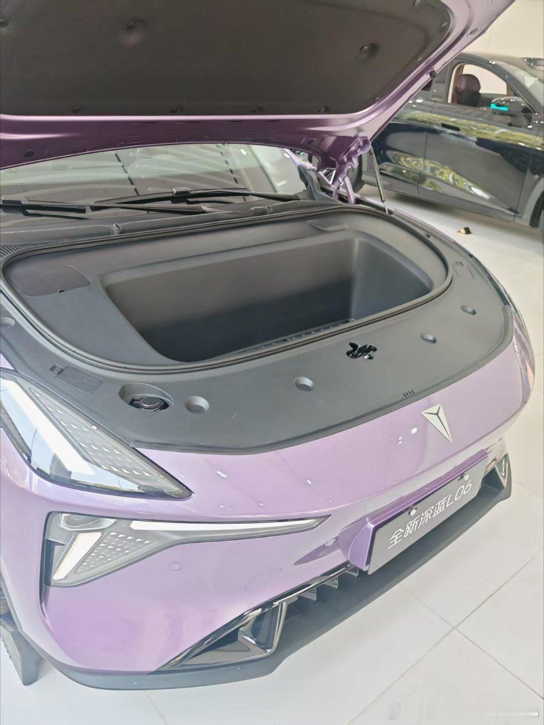 作为深蓝老车主，抽空到店感受下27款L06实车🚗
聊聊直观体验，对比老款变化真不少。
 
外观这套运动包围视觉冲击力很强，两个尾翼版本差别很直观
✅Ultra+可电动升降尾翼，低速收纳车身很简洁，高速自动升起兼顾颜值与空气动力学
✅追风版固定式碳纤大尾翼，战斗感直接拉满，潮改氛围感十足
 
动态试 ​