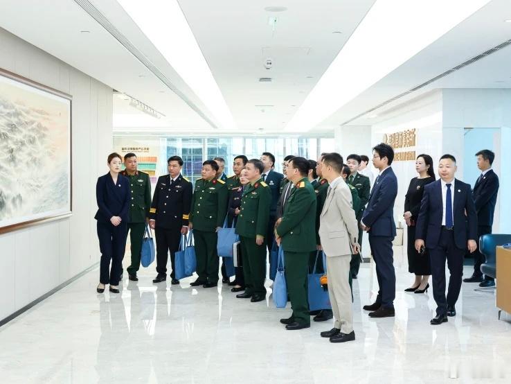 【越南高级军事检察官研修班莅临盈科律师事务所考察交流】#盈科国际# 
为深化中越两国刑事法律领域的交流互鉴，增进法律实务界同仁的沟通与了解，2026年10月15日，来华参加培训的越南军事检察系统15名高级军事检察官，莅临盈科律师事务所考察交流。北京市盈科律师事务所主任、北京总所管委会主任王俊林 ​