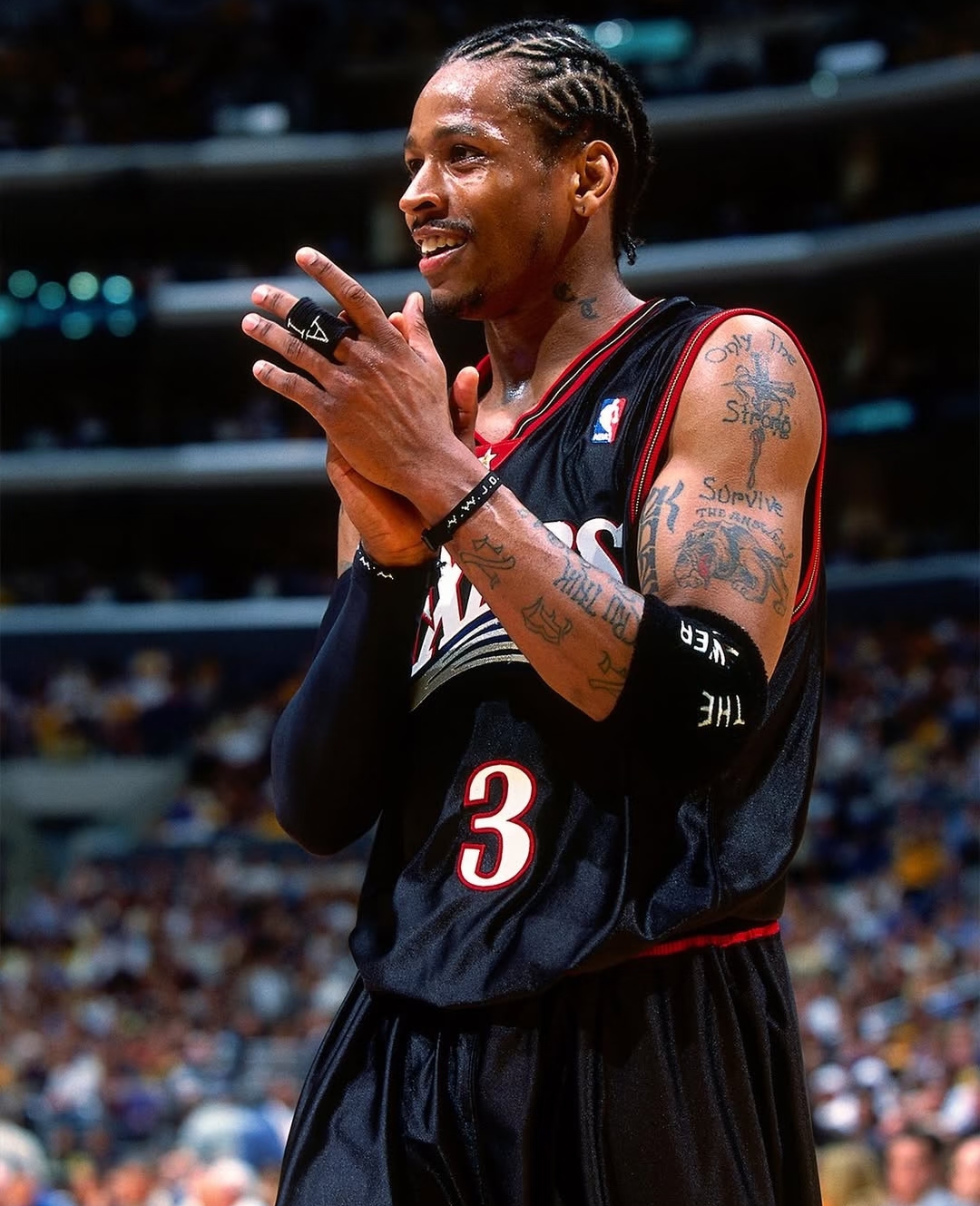 艾佛森赚了这么多钱
居然还能破产
 
- NBA 生涯税前工资：1.548 亿美元（约 11.1 亿人民币）
- 生涯代言总收入：约 4500 万美元（锐步、雪碧等）
- 球员时期工资加代言，一共赚了近 2 亿美元（约 14.3 亿人民币）
- 锐步终身合同：
- 每年固定发放 80 万美元，终身领