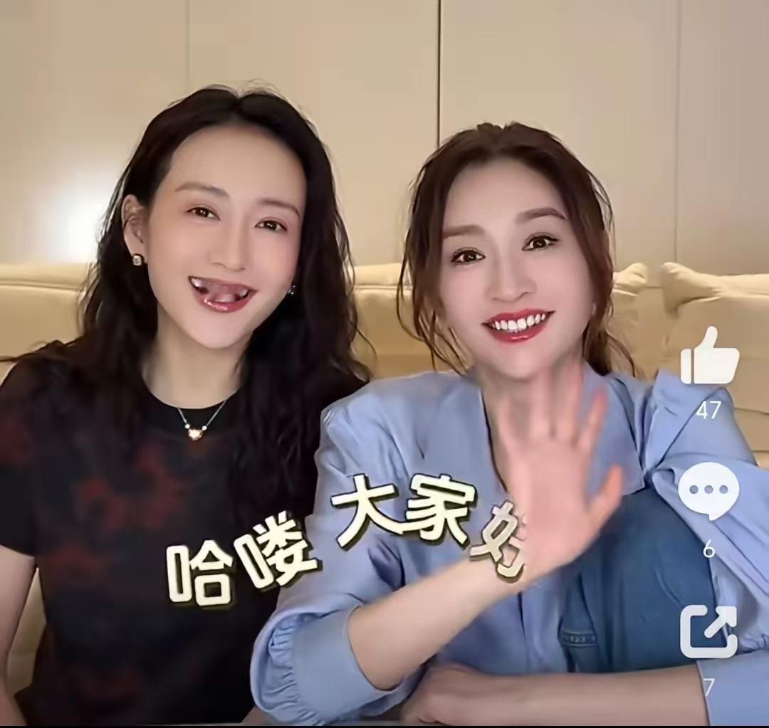 谁说美女见面只能比美？
王鸥和李小冉在评论区
直接给大家表演了一段“相声”。

李小冉晒新美甲，配文说“敲键盘像按钻石”。王鸥反手就在底下拆台：“难怪找你打麻将你说手疼，合着是钻太重抬不起手？”

就这一句话，直接把俩人私下的“塑料姐妹花”互怼日常暴露了。

她俩熟的标志，不是互相吹捧，而是能肆无忌