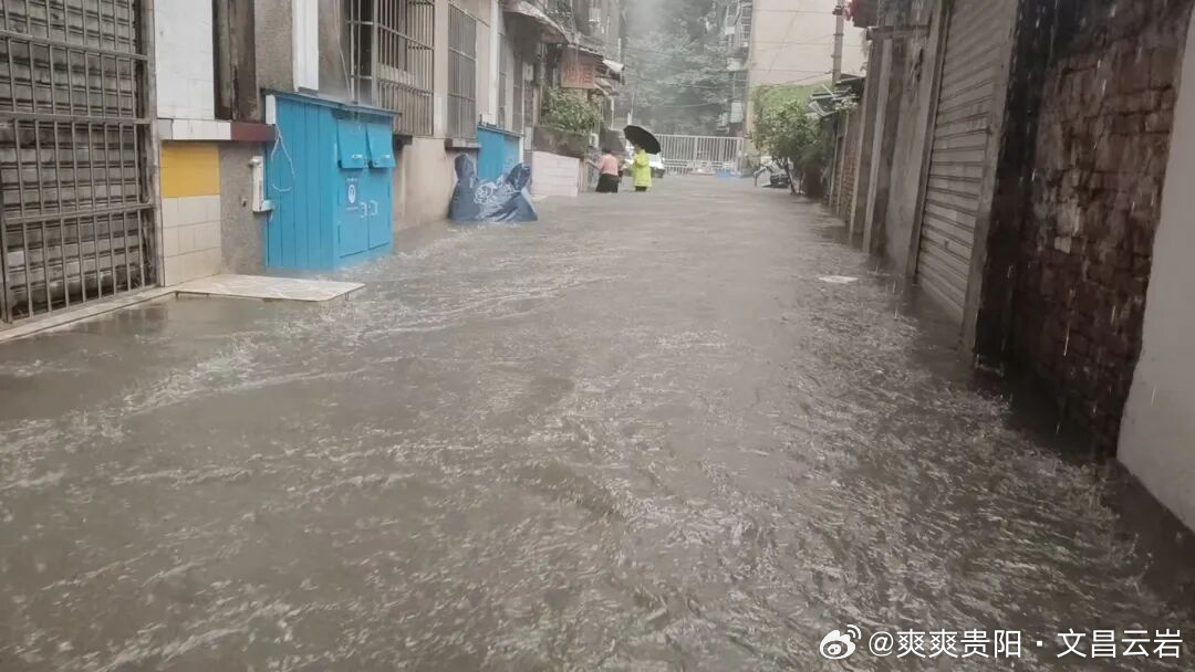 【云岩：闻“汛”而动 筑牢防线】（全媒体记者：赵毫）  6月7日晚，一...