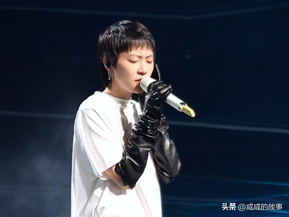 湾区升明月｜窦靖童全开麦演绎《湾》，一场跨越五年的隔空致敬✨
 
湾区升明月晚会，窦靖童以开场曲目《湾》惊艳全场，这首正是当年王菲在首届晚会上唱响的主题曲。
 
全开麦现场没有修音加持，气息的起伏、细腻的转音全部真实呈现。既有一脉相承的空灵底色，又融入了窦靖童独有的低沉松弛感，不是复刻妈妈的版本，唱
