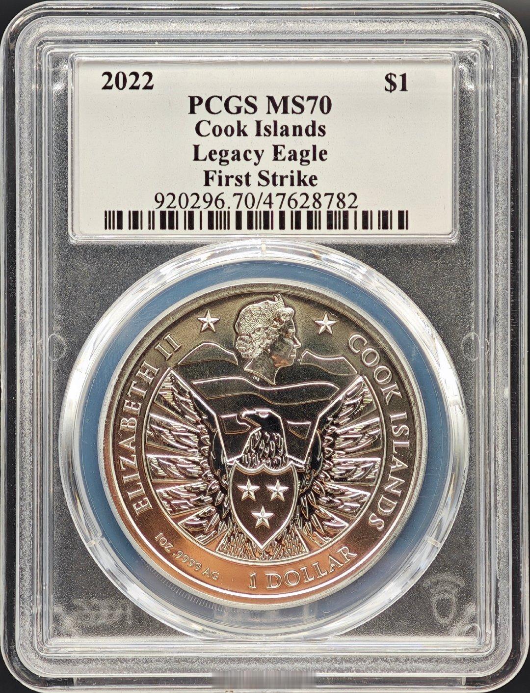 PCGS-MS70库克群岛2022年“传承鹰”1元1盎司银币，白银纯度：99.99%，重量：31.1g（1盎司），面值：1库克元，致敬美国经典钱币设计而发行“传承鹰”系列，背景是一只威严的侧面鹰首，前景是一只展翅飞翔的雄鹰，寓意力量与自由，钱币史上的力量美学之作！ ​