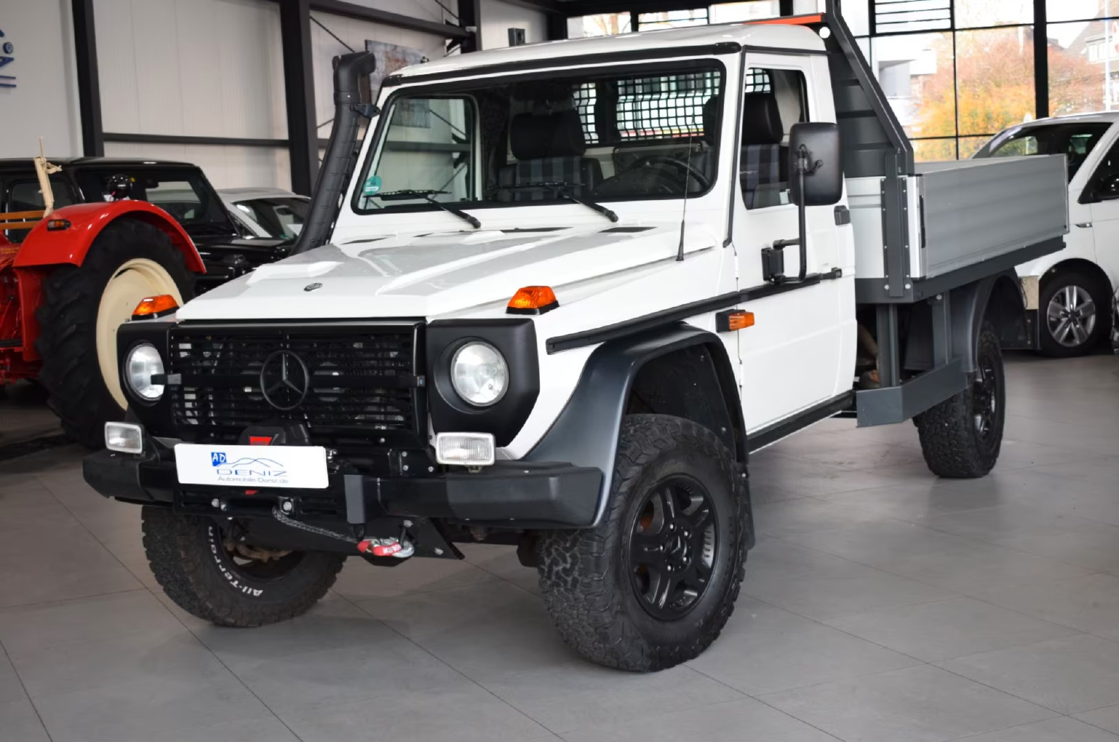 #特殊车辆# Mercedes-Benz G300CDI Professional Pickup，这是要运什么呀？非得用专业版奔驰G来运么，还改了两张很帅的椅子，看不懂这台车。 ​