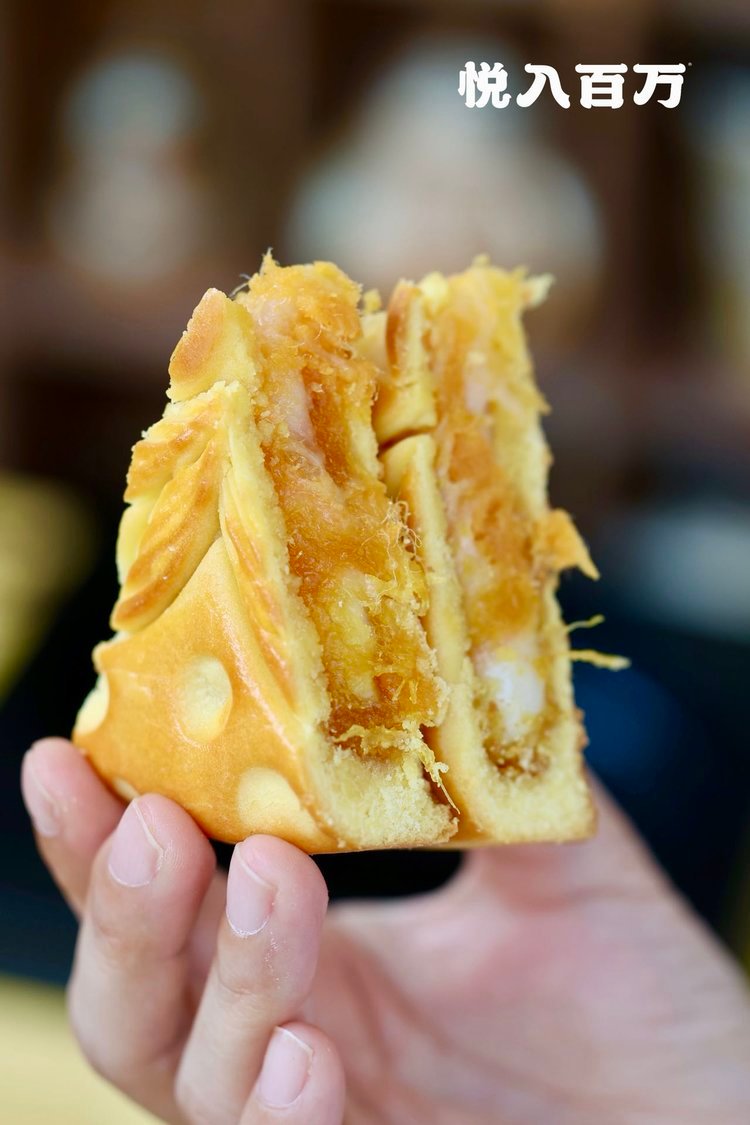 中秋想要一份氛围感满满的分享月饼，一定要试试悦入百万闽南大月饼，一共有 4 种风味可选。

作为畅销 9 年的闽南古早味大饼，斩获多项美食大奖，口碑复购双高，足足 500g 一斤大饼，适合 6-10 人一同品尝。

✨香芋蛋黄肉松｜招牌经典，总统黄油酥皮，槟榔芋泥 + 流油海鸭蛋黄 + 拉丝麻薯 + 锅炒肉松，四层馅料八重风味，减甜 30%，甜而不腻
✨凤梨蛋黄肉松｜闽南旺来寓意，安佳黄油饼皮，慢熬凤梨果肉，搭配蛋黄肉松麻薯，果香清新
✨红豆蛋黄肉松｜闽台古早风味，绵沙红豆，搭配 Q 弹麻薯与咸香蛋黄肉松，减甜少油
✨甜玉米坚果大饼｜纯素版本，0 蛋奶 0 防腐剂，玉米饼皮，五种坚果满满果仁香，素食朋友可选

老师傅传承二十年制饼手艺，用料扎实，每一款都层次丰富。礼盒精致大气，中秋家庭团聚、走亲访友，拿出手很有诚意。顺丰发货，省心靠谱。

#这个好物闭眼入#