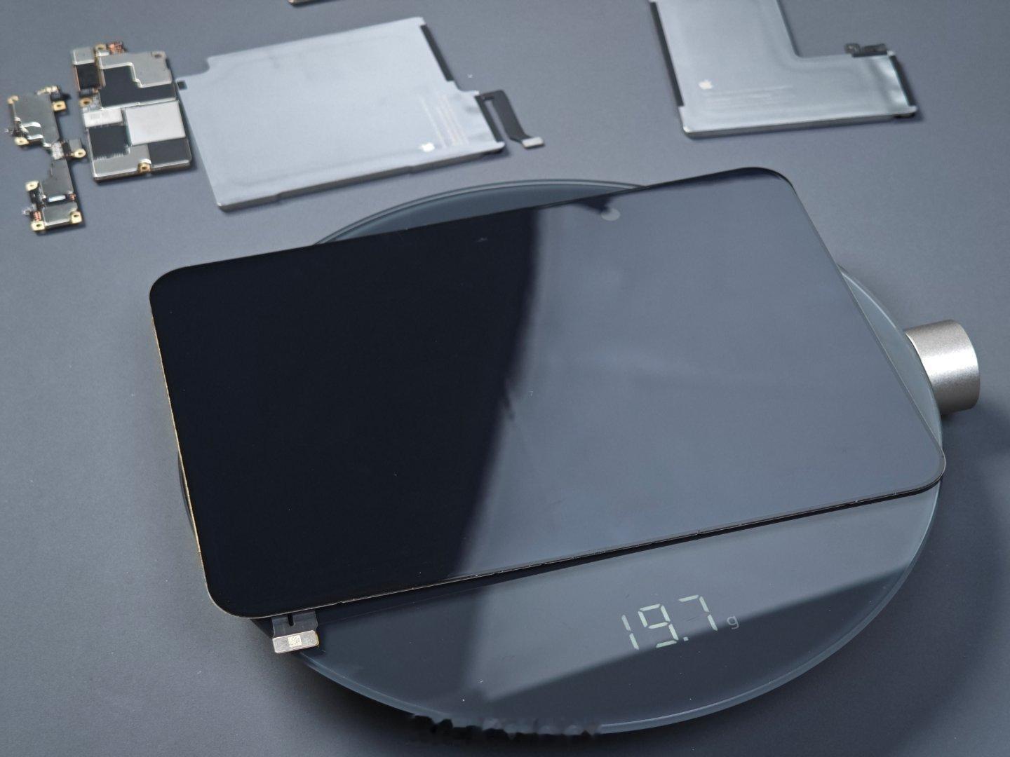 iPhone Duo它的内屏重量是19.7克 这个是在撕掉了外面纳米纹理膜的情况下的重量，正常应该是在20g左右

整体的折痕水平，你们看图就知道了，不管外面媒体怎么带节奏，这种多角度的实拍图这种拆解后的总能看的更清晰直观了吧？这种是最作为事依据的了，有图有真相，可以参考下

内屏撕掉膜后 没测试的情 ​