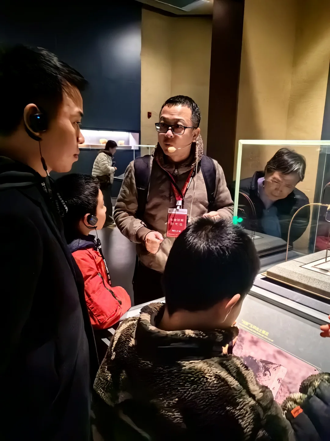 海昏侯讲解之一家五口听得极其认真