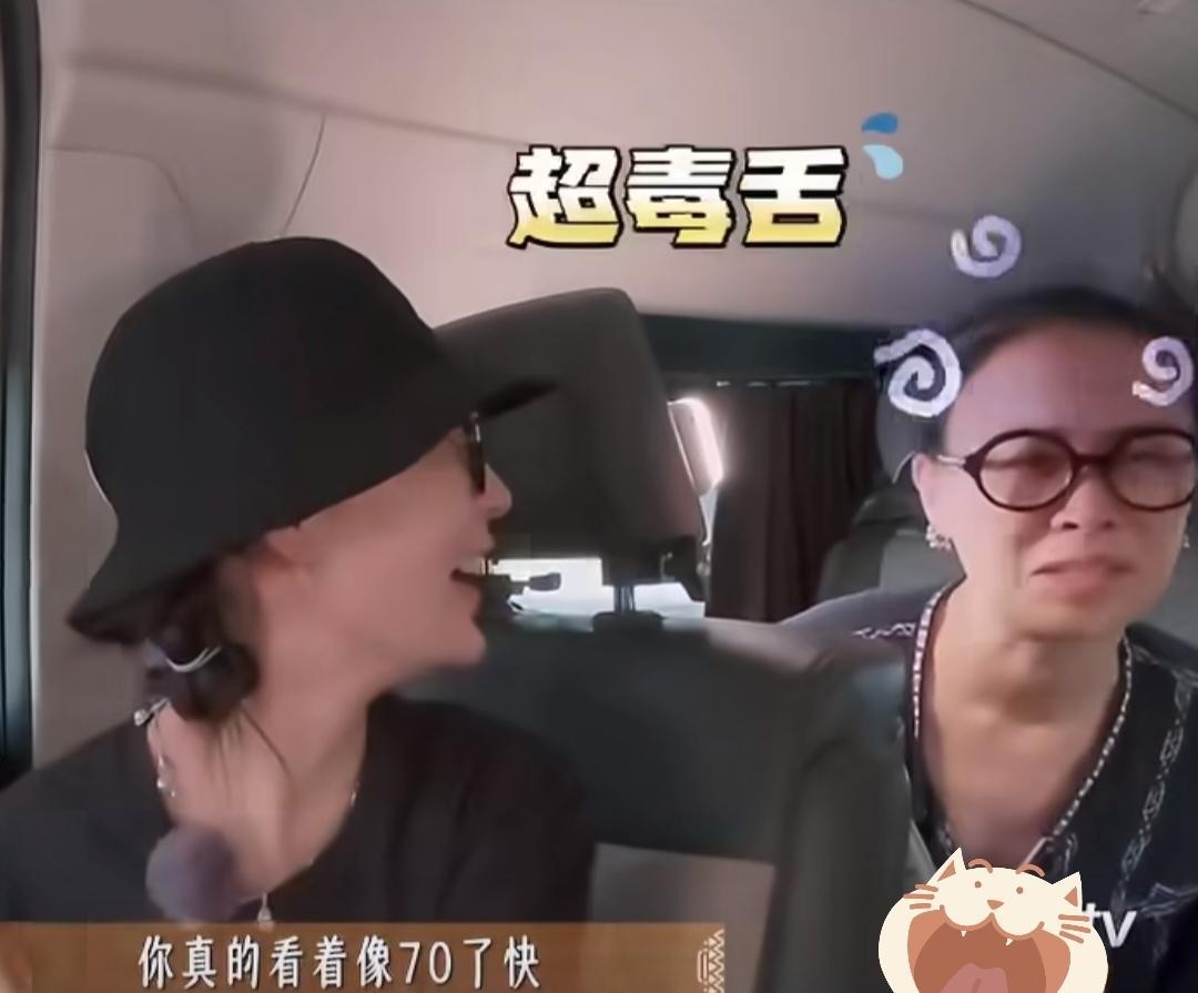 大家都知道那英是一个性子很耿直的人，娱乐圈里确实少见，但耿直和没分寸之间那条线，有时候真不是一句“性格如此”就能糊弄过去的。
前阵子她在节目直播里质疑票数那段，我反复看了几遍。当场提出疑问，这股子不藏着掖着的劲儿，放在一个出道三十多年的歌手身上，倒也不算意外。
问题在于，同样的直率搁在不同场合，别人