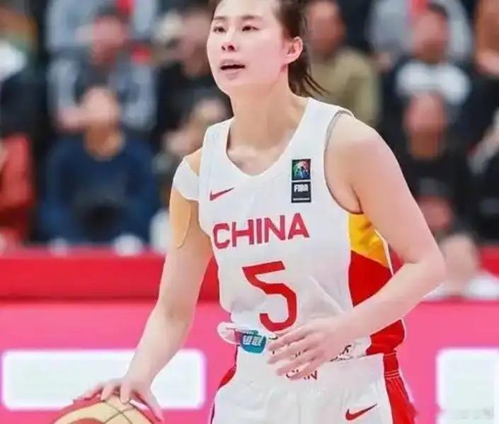 中国女篮世界杯资格赛打完3场后，各球员数据如下！

1，内线支柱韩旭，出战3场，均场29分钟，贡献17.3分，篮板11.3个，助攻2.7个！

2，后卫线杨舒予，出战3场，均场31.8分钟，贡献12.3分，篮板4个，助攻4个！

3，锋线罗欣域，出战3场，均场30分钟，贡献18.7分，篮板4.7个，助攻1.3个！

4，张子宇， ​