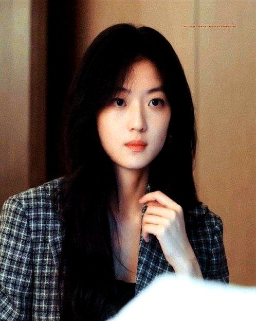 孙千工作室直接掀了桌子：“烦心事够多了，别来沾边。”

热搜上挂着孙千太体面了，底下全是错愕。如今圈里辟谣恨不得写八股文，像她这样当场划清界限的实属罕见。

往前倒腾，她先被造谣和陈飞宇共用商务车，又因新剧宣发卷进井柏然的舆论漩涡。人在剧组熬大夜，黑锅天上飞。平时窝在片场死磕剧本，不代表能随便被拉出