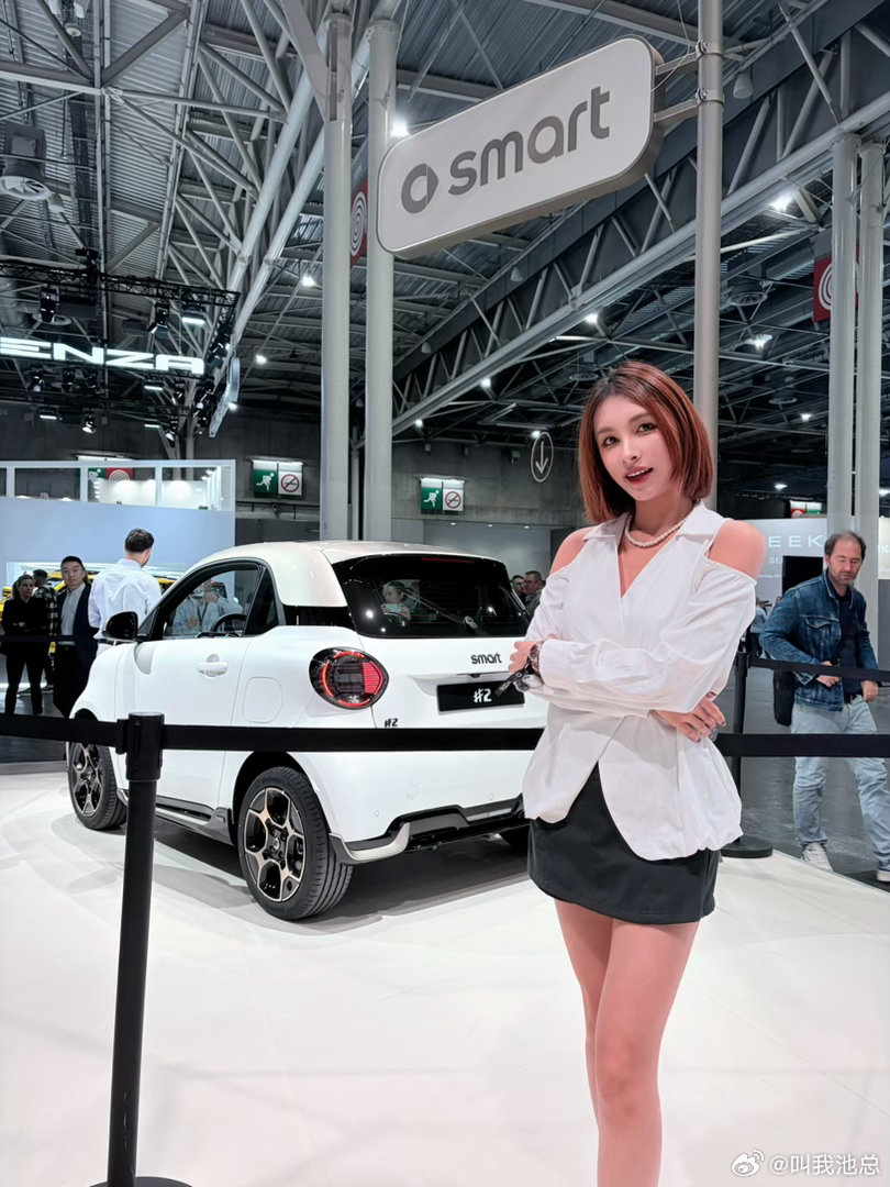 全新smart精灵2号全球首秀，熟悉的味道终于回来了！经典的两座小车，纯电回归！就这样可爱的小车讨喜[比耶][比耶][比耶]

早在1996年，smart两座原型车就登上卢浮宫，30年后重回巴黎，满满的情怀啊。

车长不到2.8米，最小转弯半径仅3.35米，放眼整个欧洲的狭窄道路上，钻巷子、挤小车位简直是降维打击 ​