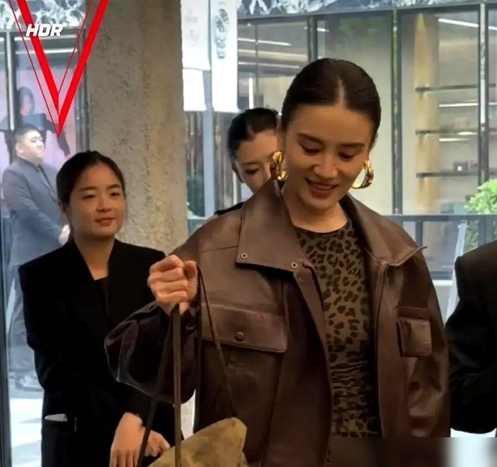 刚拿完金鹰视后，转头就消失了九个月。
宋佳被拍到一个人在三里屯溜达，素面朝天，慢悠悠的。她在播客里跟杨天真说，很久没进组的感觉真好，忙着去景德镇学拉坯呢。
杨天真甩了个数字，今年剧集开机率只有去年的三成。合同签了，资方跑了，项目黄了，一堆演员搁家里干瞪眼。
宋佳说她不焦虑，命运的目的地不是掌控