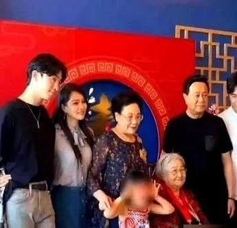 换作普通人，敢带着跟前夫生的儿子回现任公婆家过节，这日子大概率得过得鸡飞狗跳。
但57岁的伊能静不仅带了，还直接把哈利领回了沈阳老家。
更让人服气的是老两口的态度。秦昊爸妈不仅没一点芥蒂，还乐呵呵地亲自下厨，张罗了满满一整桌硬菜，对哈利的态度就跟亲孙子没两样。
伊能静也是人精，手里从来不空着，