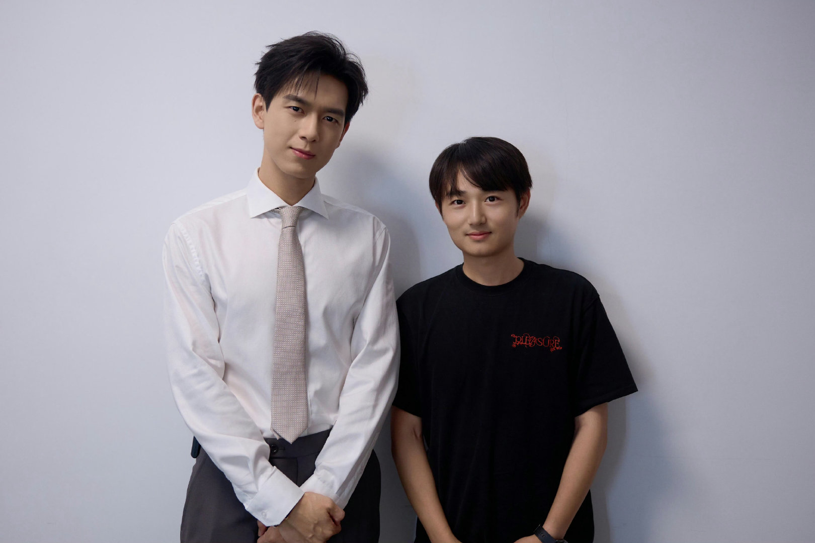 #雾里青官方[超话]##雾里青##‍李现孟弗渊# 
和同事合照集锦 ​