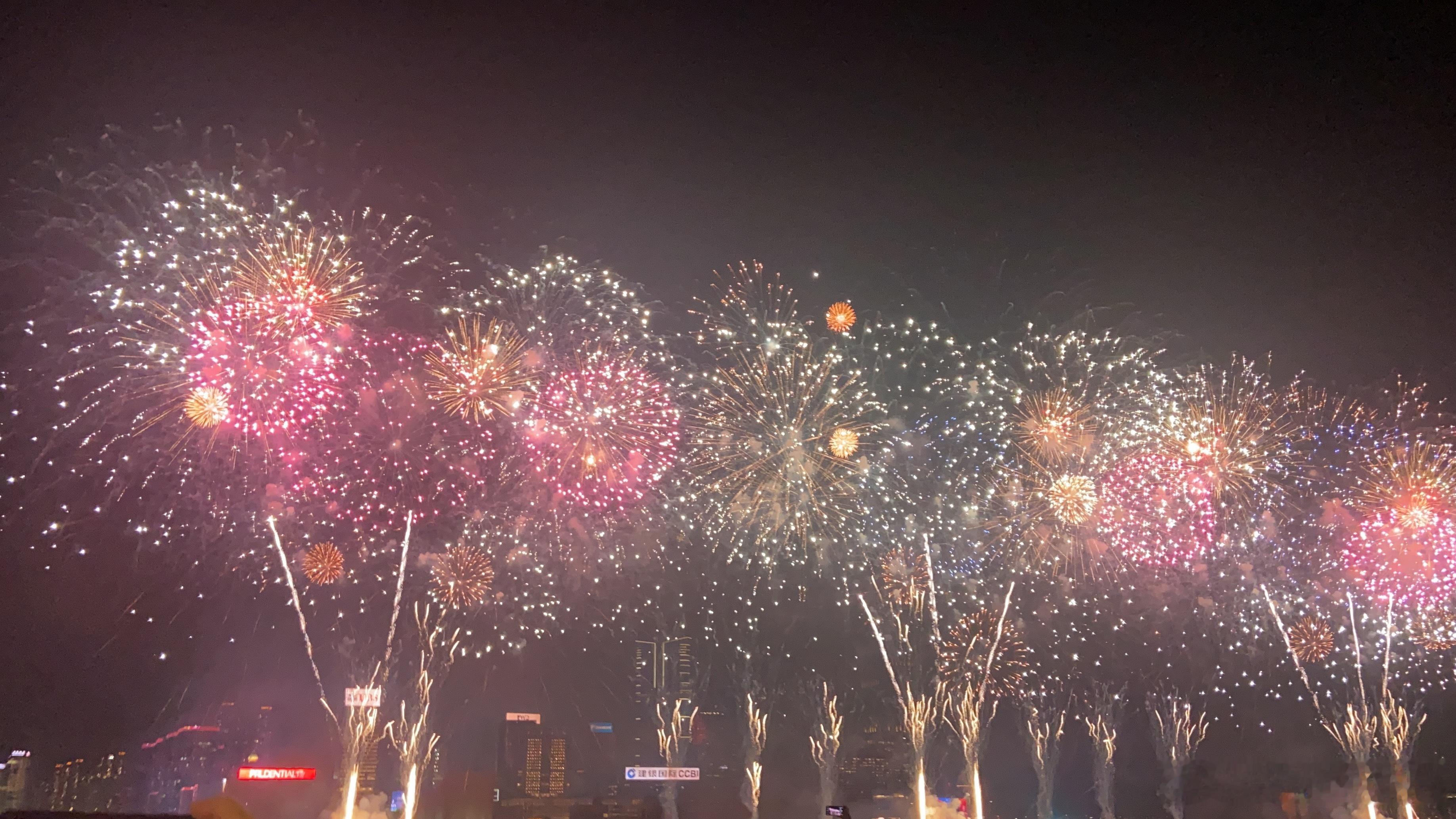 香港國慶煙花匯演今年全部沒有實況拍照片[打call]
太美啦明年繼續看#交换假期漂流瓶##香港维港上演国庆烟花# ​