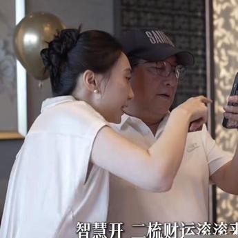 谁能想到，当年在战地风云里眉头紧锁、连珠炮般盘问国际大佬的水均益，63岁时最发怵的事，居然是怀里揣着个软塌塌的小婴儿，两只手悬在半空不知该怎么放。
大女儿水亦诗前脚离开老东家，转头嫁给了打篮球的邹阳，去年添了个大胖闺女。
更让人唏嘘的是，因为这个小不点的降生，水均益跟前妻王君居然罕见地站在了同一