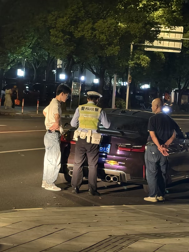 上海街头实拍｜宝马M3改尾翼当场被抓
