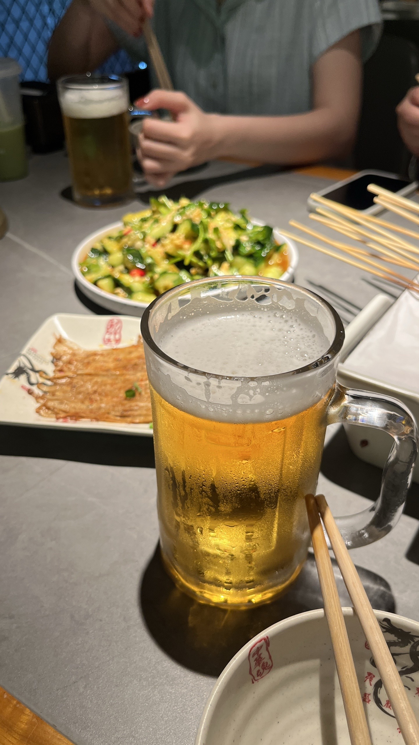 等我喝完这杯，我也要问问徐良，在谁的怀中会有感觉！