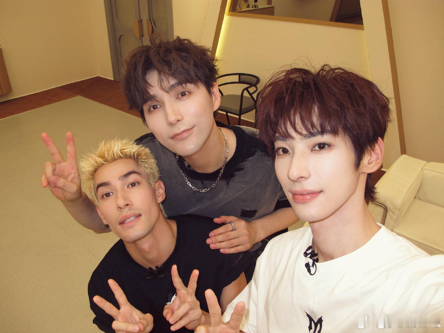 #颜安表白米卡阿云嘎#颜安晒和米卡、阿云嘎合照，表白两人“你们好特别，你们特别好”，看来颜安真的很满意这个组合了，好期待公演舞台！[打call][打call] #披荆斩棘# ​