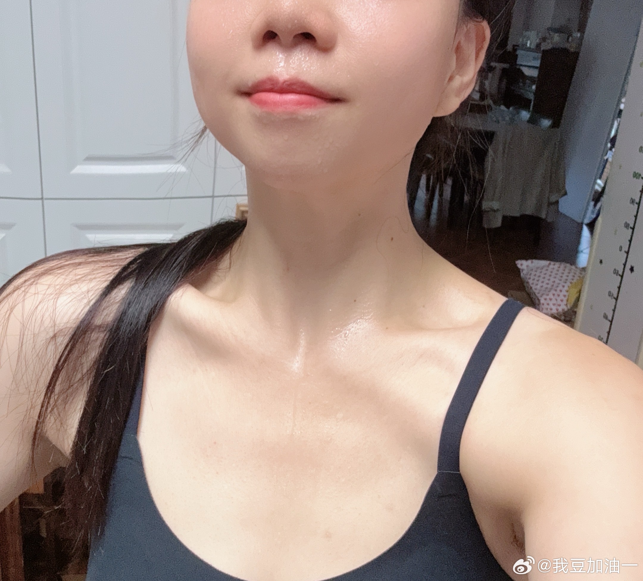 送完豆豆回来爆个汗[害羞]最近管不住嘴只能迈开腿了没办法~总得选一样[哈哈] ​​​
