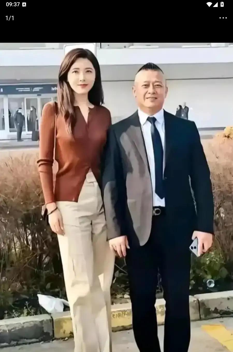 在中戏被公认美得不可方物的曾黎，当年找对象偏偏只挑最穷的硬骨头。
很多人开玩笑说她自带“影帝锦鲤”体质。
富大龙后来成了三料影帝，李易祥也是实力派戏骨，可谁还记得当年富大龙穷到去洗碗、送外卖，最惨时口袋里只剩两百块的时候，身边的姑娘正是正值上升期的曾黎？
名气、豪门、资源，摆在顶尖大美女面前的