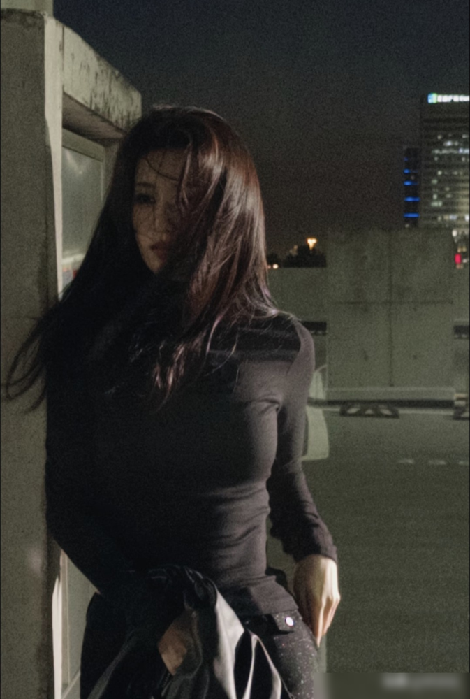 王楚然这组天台照，直接把明艳俩字焊死在脸上了。
黑背心，牛仔短裤，背景是水泥天台加一片灰蓝的天。没硬拗少女感，也没往死里P白，发丝被风吹得乱糟糟的，反而衬得整个人又松又辣。
9月23日这组图一出来，热搜词条都在夸韵味和发丝。说实话，内娱敢在天台拍出这种熟女张力的，真没几个。她不是瘦成纸片人那种美