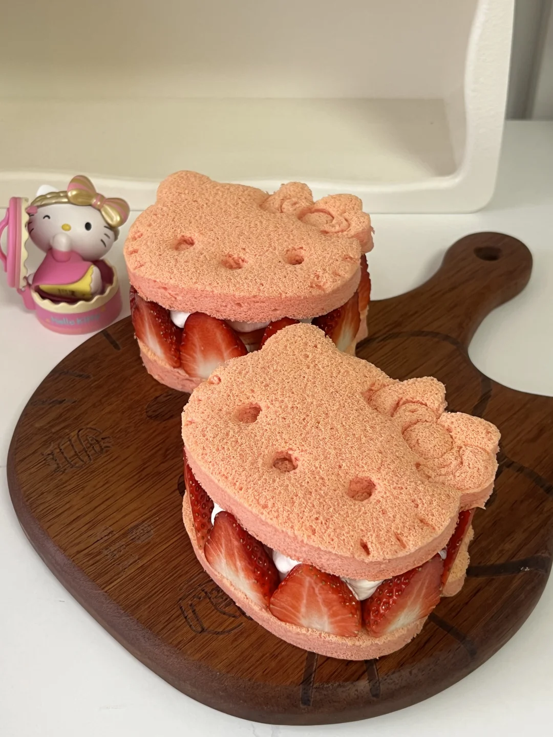 欧呦~是Kitty猫儿草莓蛋糕