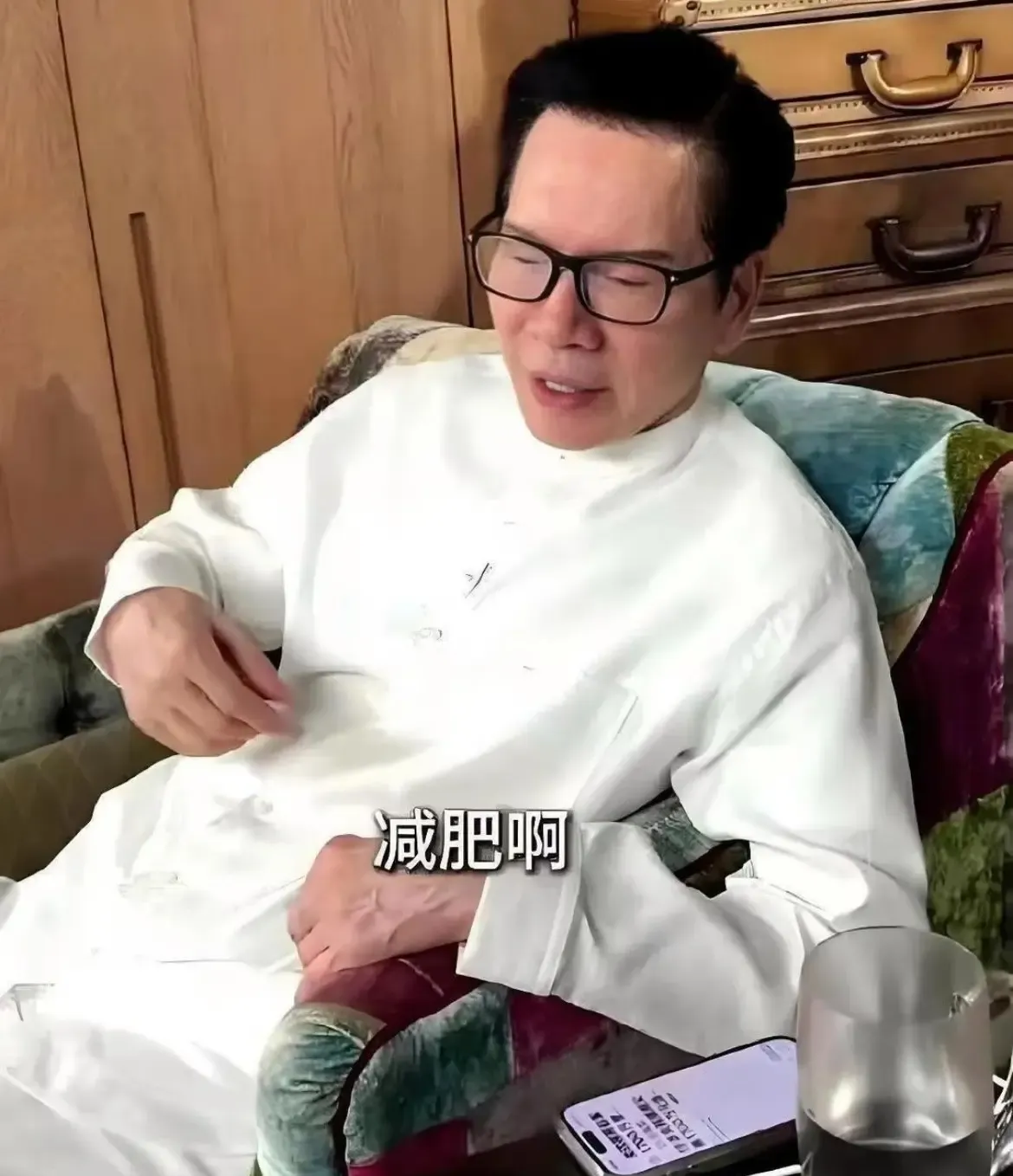 香港顶级富豪圈在长寿续命这块的努力也太卷了吧。78岁的向华强晚餐有时候只吃半根玉米，有时候是自家做的白菜胡萝卜汤。

看着朴素，真正难的不是这半根玉米，而是有条件吃遍山珍海味之后，还能主动把饭量收回来，把身体放在口腹享受前面。

钱能把昂贵的菜端到面前，不能替人消化；能买来最好的设备，也不能替你每天