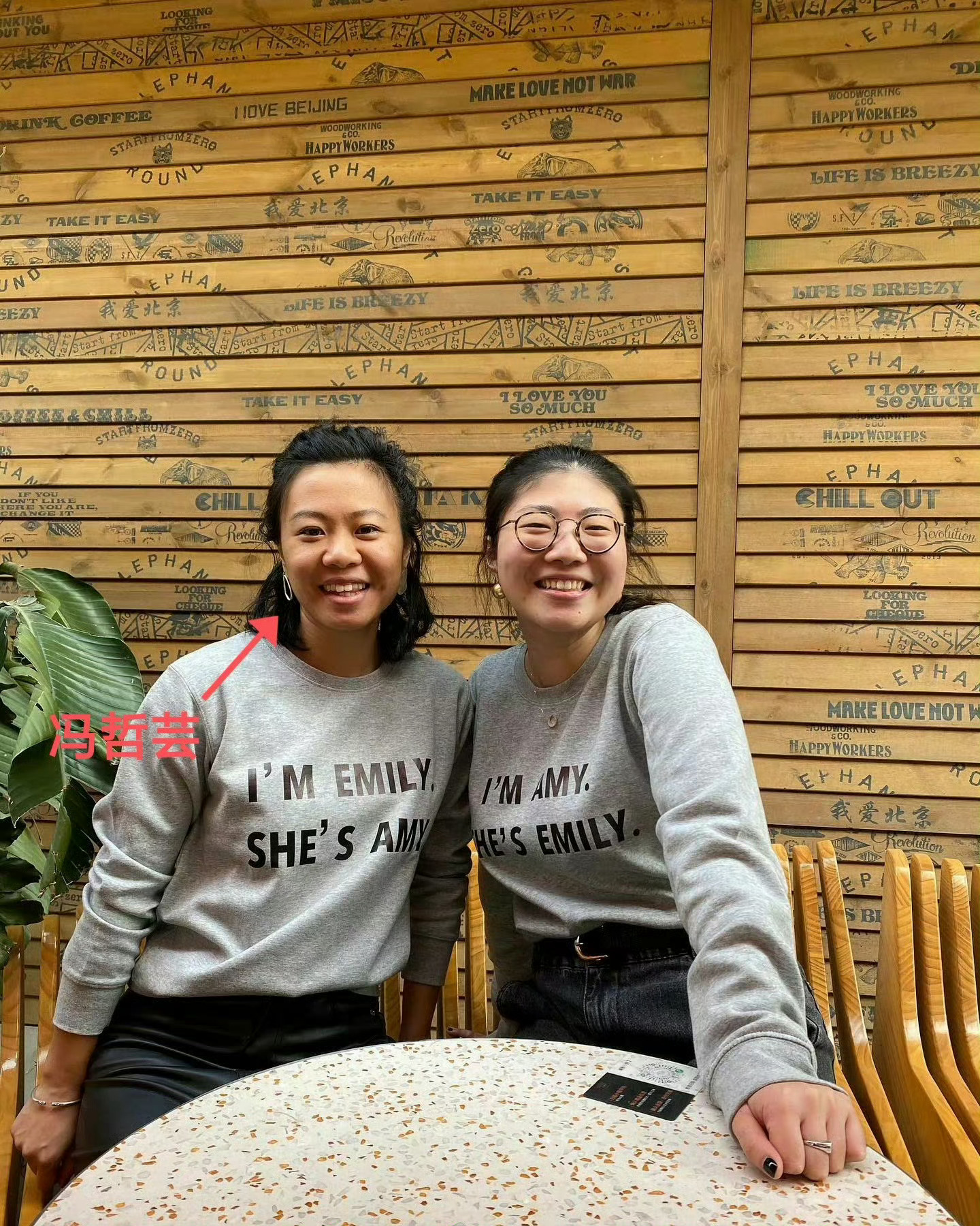 不要轻信“他们”。美国媒体NPR的著名华裔记者艾米莉·冯（Emily Feng），刚发表了一篇饱含宣传技巧的雄文，意在否定贵州的扶贫工作。其中，她重点提到一个人：孙先生。

1，在前半篇文章中，艾米莉·冯强调，从边远贫困山区搬迁来的村民，虽然获得了免费的安置房，虽然可以在家门口就业，跟家人住在一起 ​