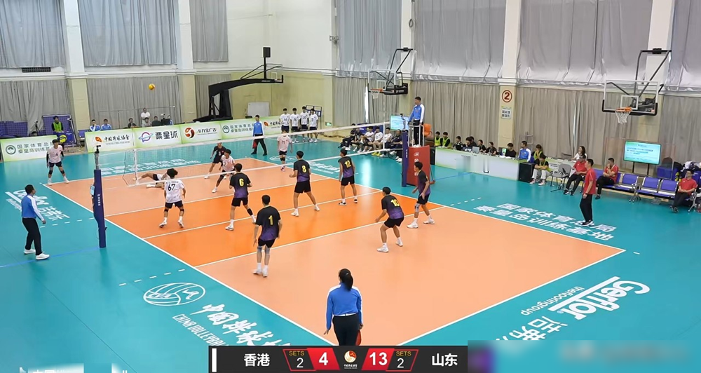 2：0领先，硬是被香港队拖进决胜局，山东男排这帮小子差点把自己玩进去。
第三局香港队发球跟长了眼似的，专找山东队自由人。连丢两局，场上五个山东队员脸色都变了。第五局14平那球，二传手直接二次球下分，手起刀落，一点没犹豫。
头天打福建还3：0横扫，隔天就打出这心跳局。同组的江苏队就在看台上坐着，全