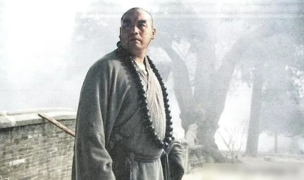臧金生为饰演鲁智深，两个月增重90斤，每天吃10个鸡蛋、大量肉类和啤酒，体重从170斤猛增到260斤，最终导致内分泌紊乱，甲状腺也动过手术。邓超为拍摄《影》，先增重20斤又减重40斤，期间多次晕倒。还有韩国演员为角色短期内增重20斤，导致肝功能指标超标。这些为了角色而采取的极端方式，都是在消耗健康。