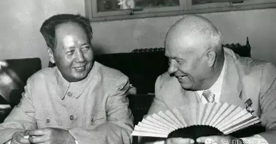 1957年11月在莫斯科，毛主席与赫鲁晓夫第三次共进晚餐。
步入餐厅时，赫鲁晓夫靠近毛主席，故意做出为难的表情，喃喃地说：
“毛泽东同志，你是知道的，我们现在建设中遇到不小的困难，技术人才不足，很紧张。……所以我想跟你商量一下，撤回我们的专家。”
听完翻译后，毛主席像聊家常一样保持着平淡的笑微，平淡