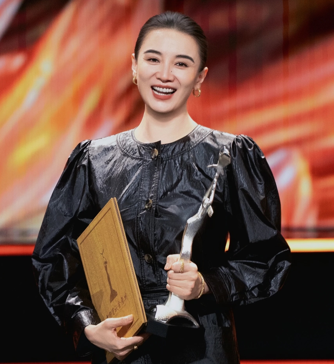李思潼获得金鸡奖提名，我不意外。

毕竟她演的谢南枝确实独一无二。

但我怎么都没想到的是，金鸡奖竟然又提名了宋佳，凭《志愿军：浴血和平》里林月明一角入围。

宋佳在这部电影里戏份不算特别大，毕竟主旋律题材的电影更多是群像，感觉提名还是有点没道理的。

目前她已经二封金鸡奖影后了，感觉这届不太可能拿