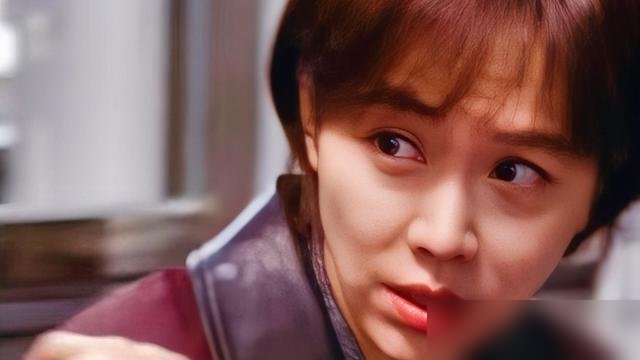 姜妍这张脸，直接把“女明星暴瘦”的遮羞布撕了。
央视新剧《小城良方》无美颜实拍，镜头怼脸，沟壑全出来了。不是老，是瘦脱相了。演殡仪馆老板娘，飒是真飒，台词脏话一句接一句，有人骂低俗，有人说带劲。
拿过白玉兰最佳女配，嫁了圈外银行老公，她早就不靠脸吃饭了。这次搭档肖战，戏里直球追爱，戏外状态被群嘲
